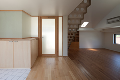 �Q�K����